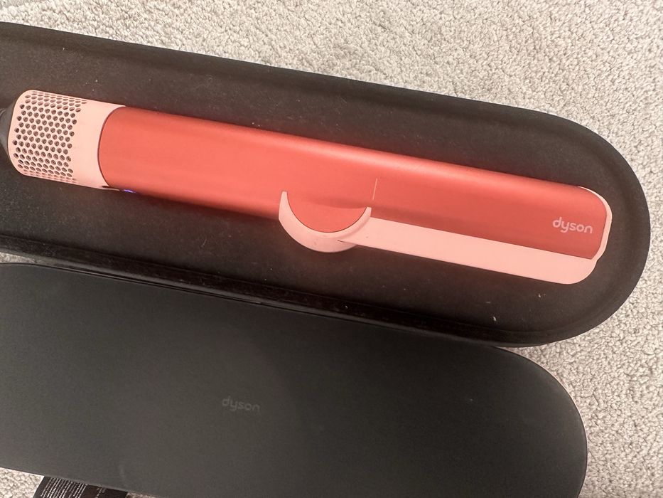 Dyson Airstrait.