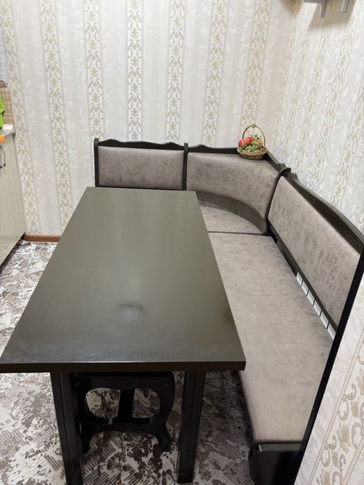 Продается б/у кухонный уголок со столом и стульями