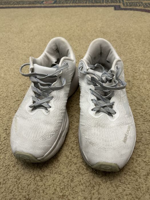 Продам  белые кроссовки