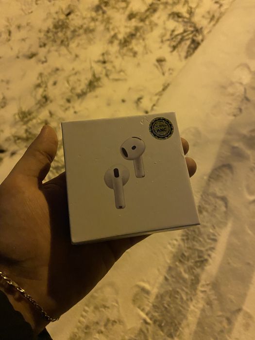 Airpods 4 ANC ( active noice cancelation )