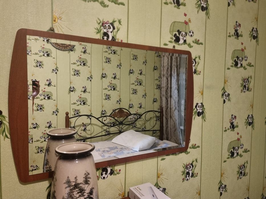 Настенное зеркало