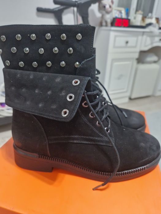 Продам ботинки зимние женские
