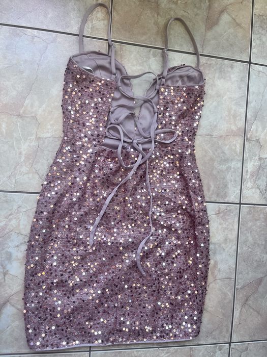 Къса рокля по тялото с пайети