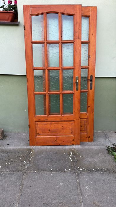 Usi i terior din lemn