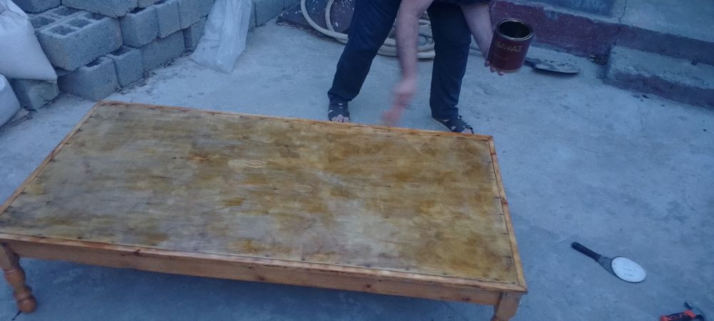 Выносим на лабо мусор и красим лаком тахта проверено мамами