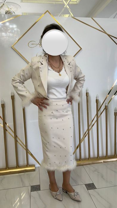 Продам костюм с юбкой