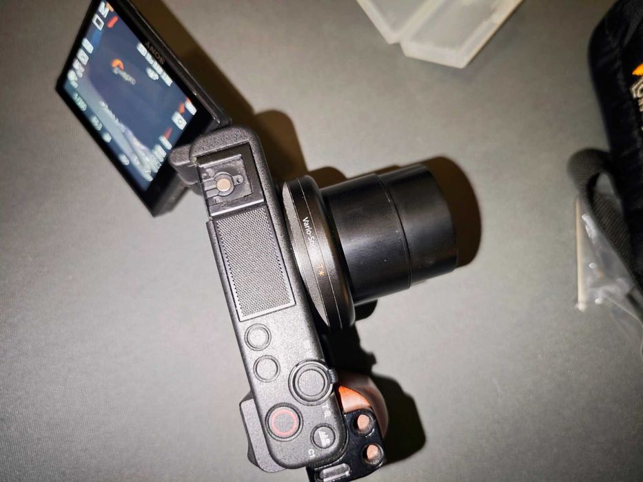 Фотоапарат за влогинг Sony ZV-1 с L грип/бракет SmalRig и екстри