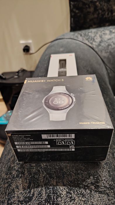 Часовник Huawei Watch 5
