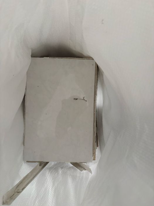 Отдам б/у кафель 20х30 бесплатно