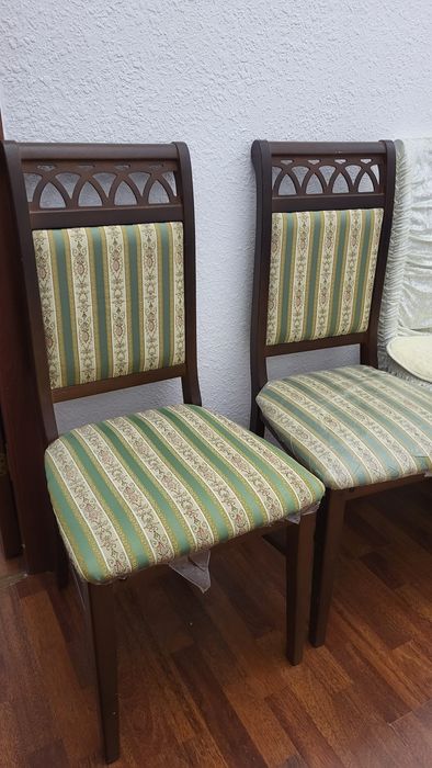 Стулья и ТВ зона