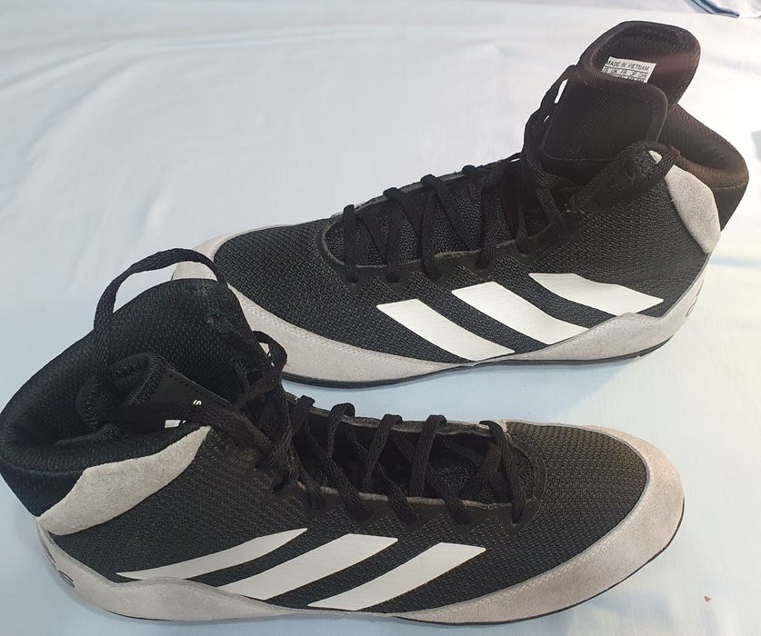 Adidas gheata numaru  45 si  1/2