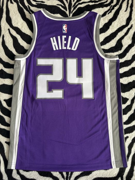 Vând tricouri NBA