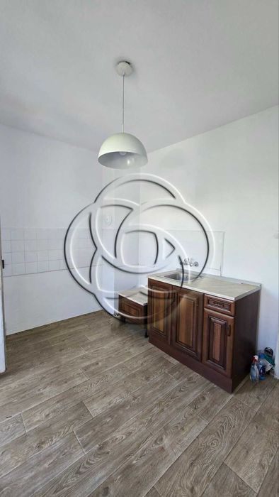 Просторен апартамент с паркинг пред блока