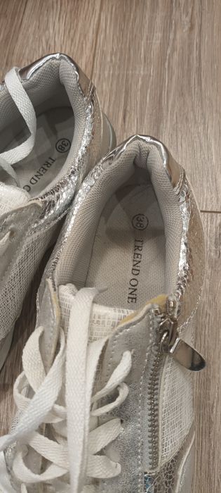 Дамски спортни обувки