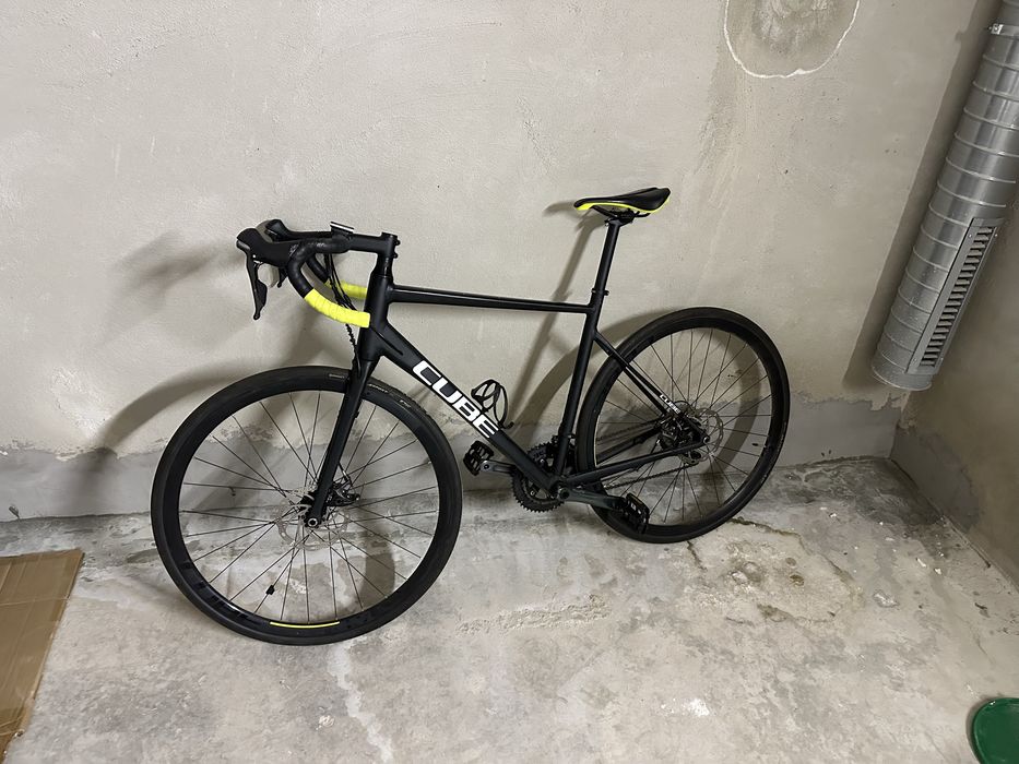 Продавам шосеен велосипед Cube Attain Race 2023 (черно/бял)