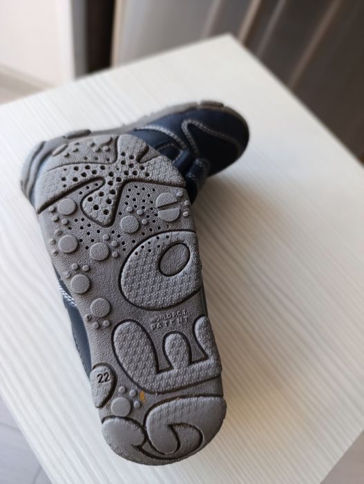 Продам кроссовки детские утепленные