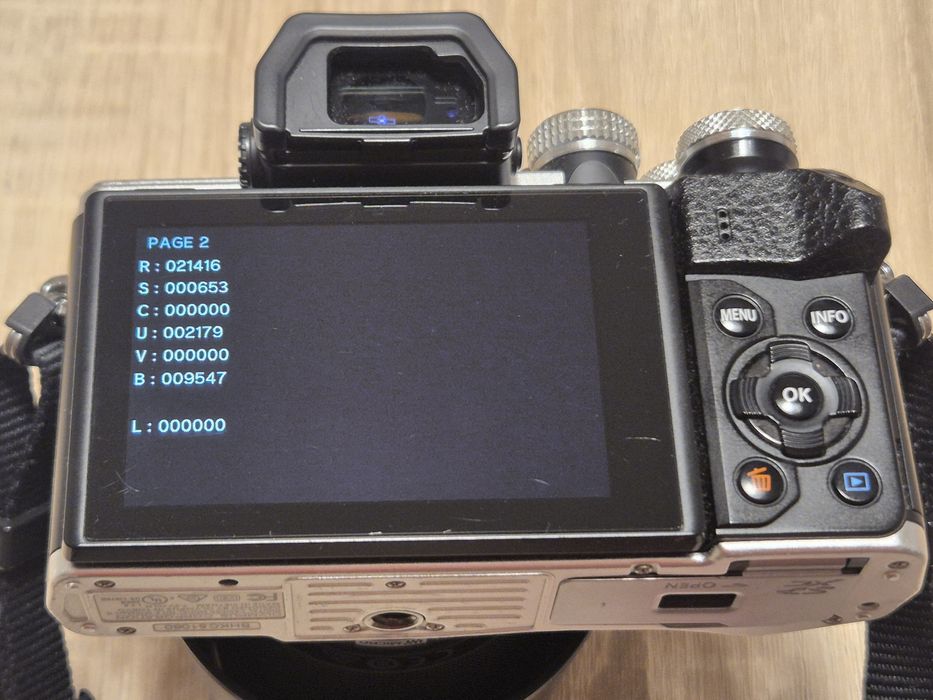 Olympus OM‑D E‑M10 Mark II + 2 obiective + accesorii – stare excelenta