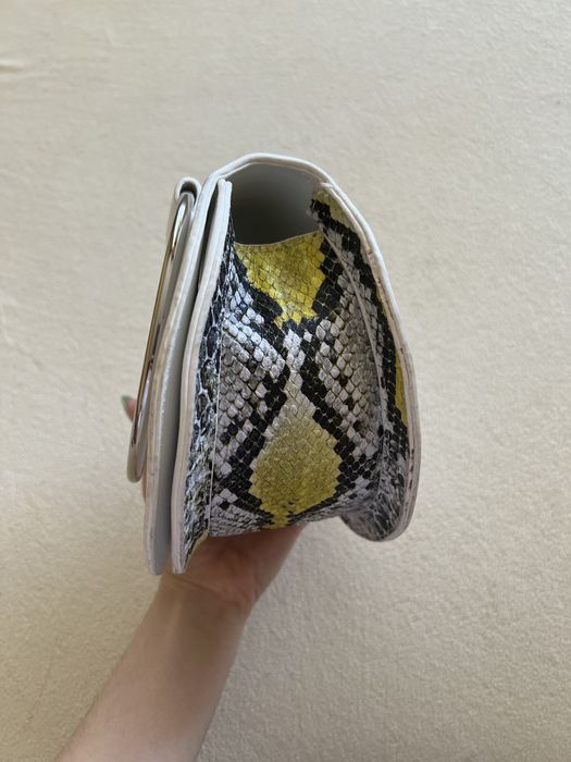 Малка лятна бяла чанта