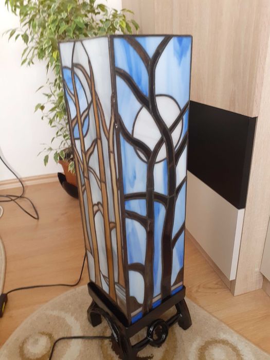Lampa de podea sí o veioza superba.