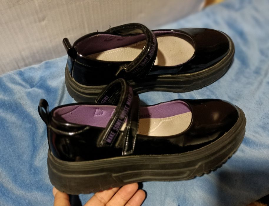 Обувь девочке разная