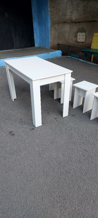 Стол и 4 табуретки новые