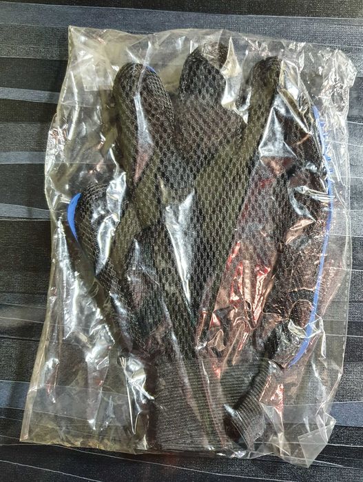 Перчатка для вычесывания шерсти домашних питомцев