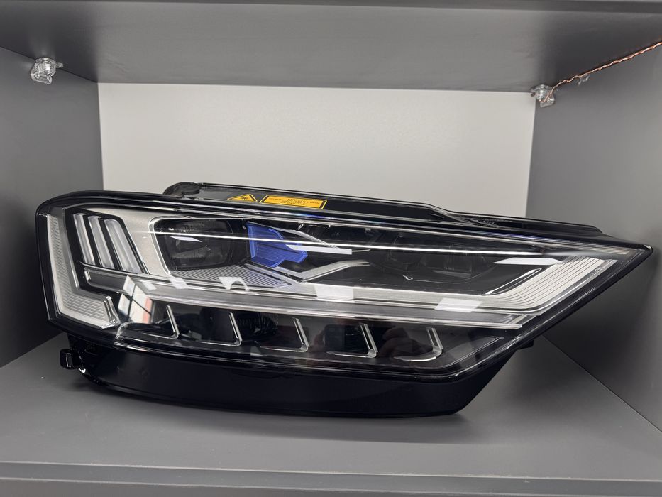 Audi A8 4N десен фар