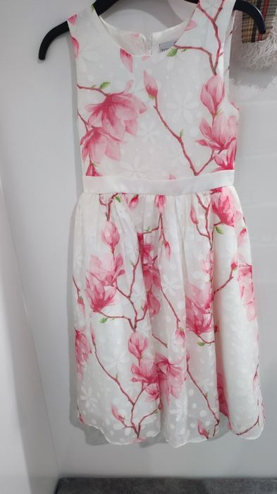 Рокли за момиче . Съвсем нови обличани по един път