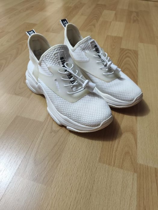 Vând adidași Steve Madden