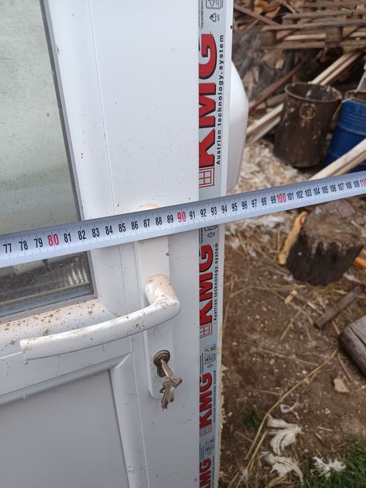 ПВЦ врата с горен прозорец