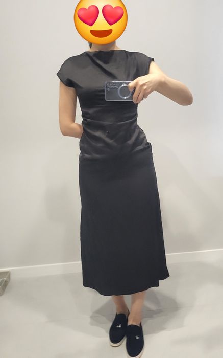 Черное атласное платье