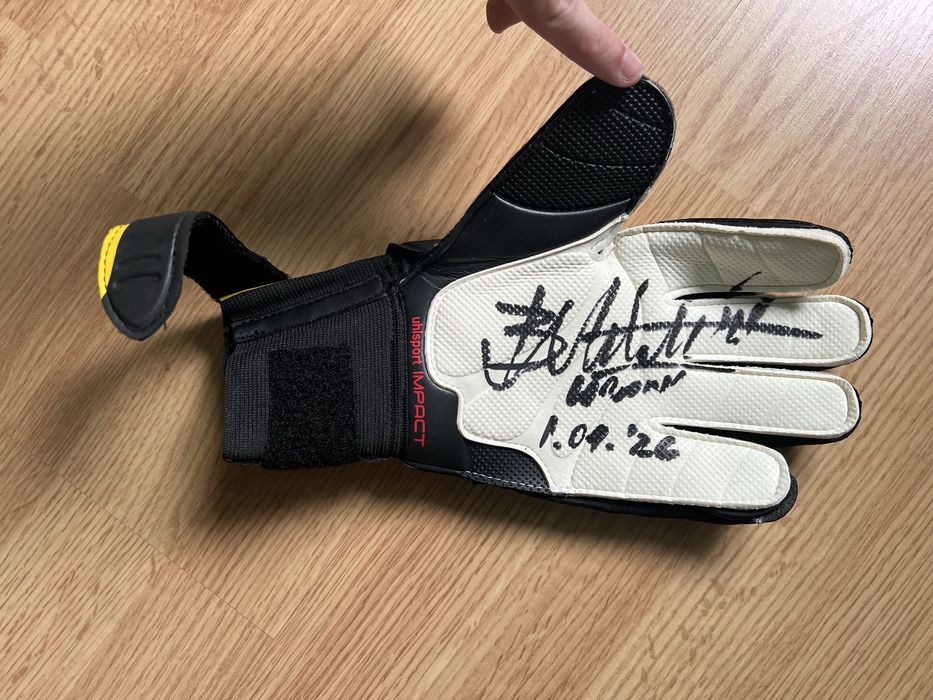 Manusa portar cu autograful lui Lobont