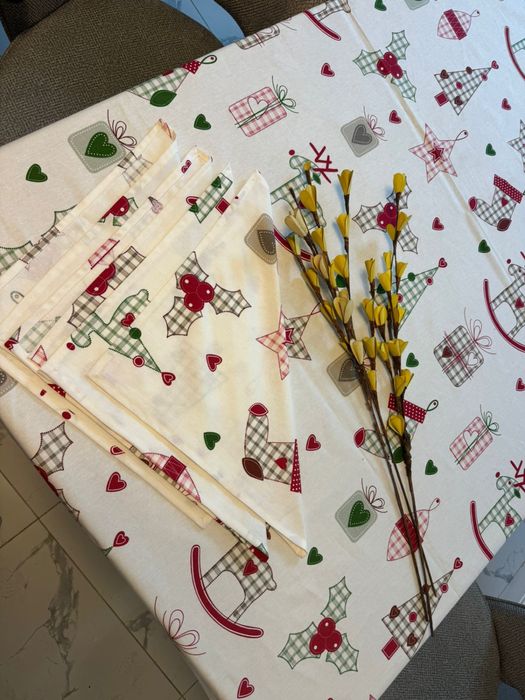 Продаю новогодние сктерти