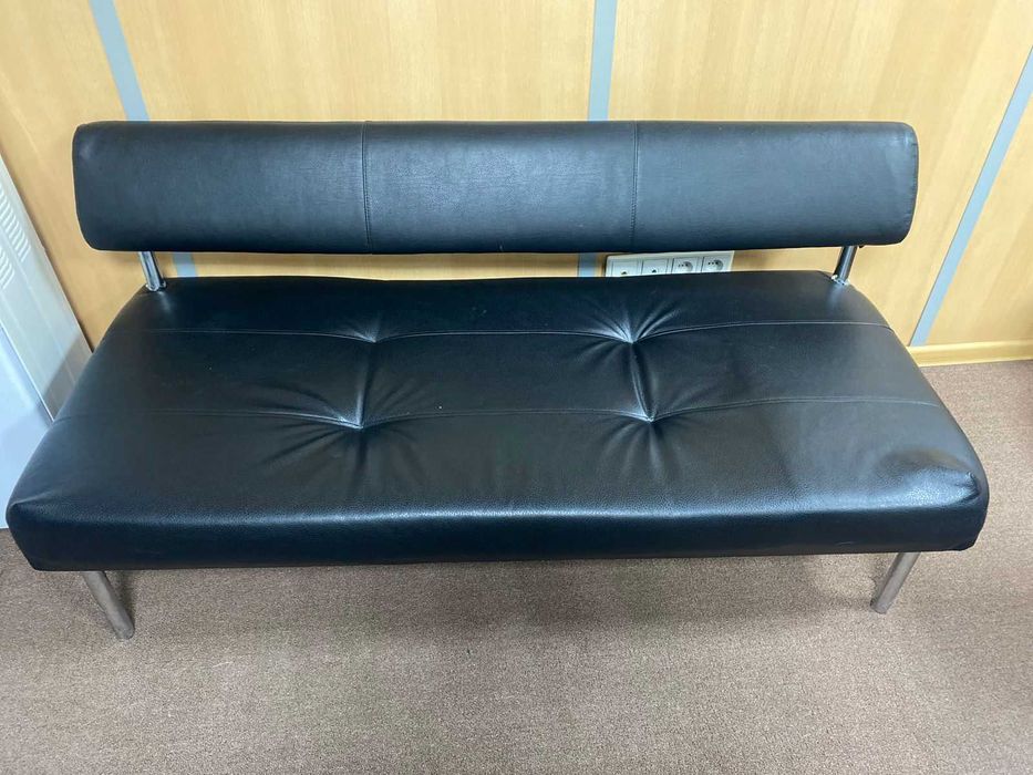 Офисный диван в хорошем состоянии