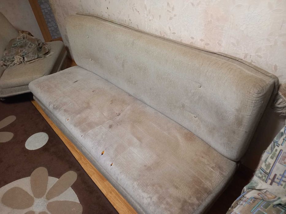 Диван и два кресла.