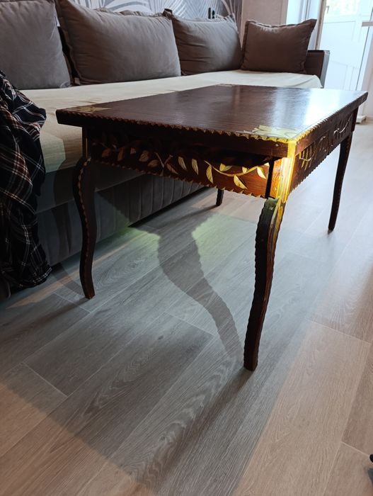 Столик резной -деревяный