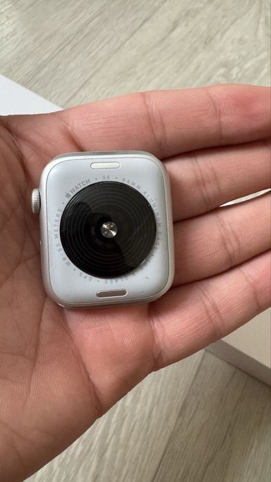 Apple watch se2 44m
