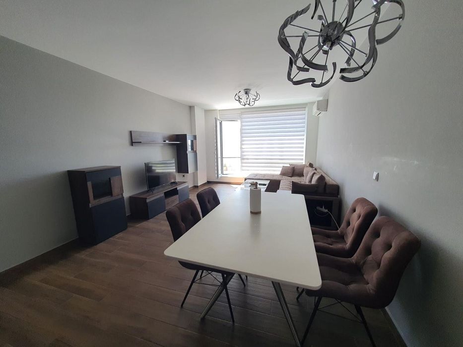 Дава се под наем Двустаен апартамент в Бургас, Славейков - 70 кв.м за 714 € - Снимка #1