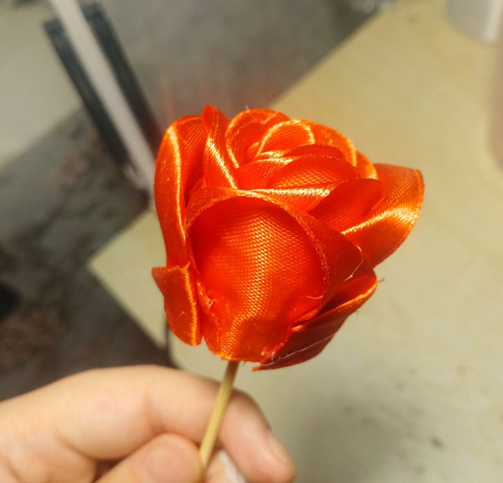 Цветы из атласных лент