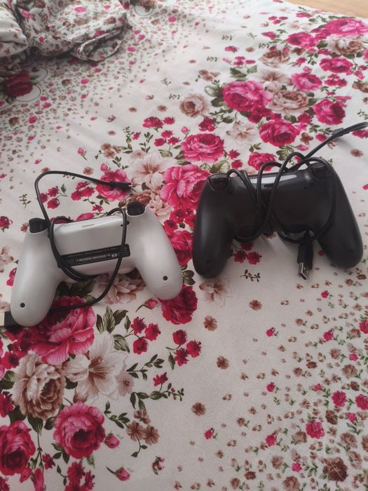 PS4 +  Gta 5 +  God of War 2018 + 3 Controllere PRET NENEGOCIABIL !