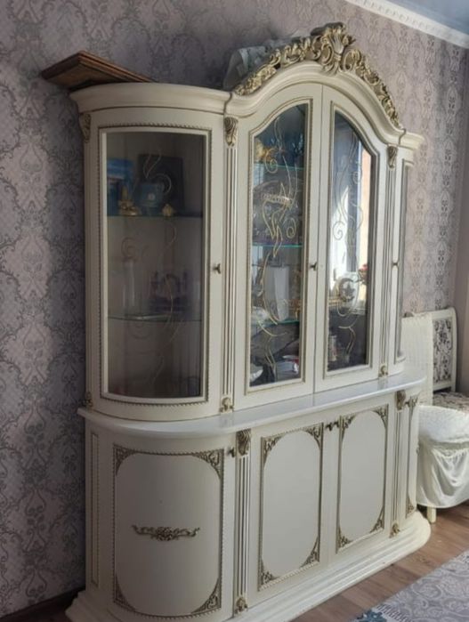 Шкаф витрина для гостиной