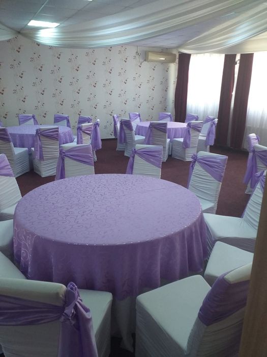 Vand fete si capace de masa pentru nunti