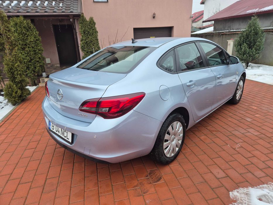 Opel Astra J Berlina 2014, 1.4 benzina 140CP
