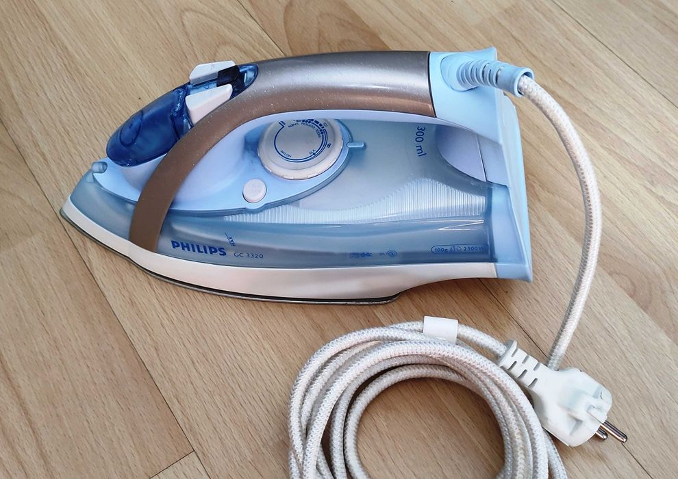 Парна ютия Philips GC3320, мощност: 2300 W, гладеща плоча: SteamGlide, парен удар, непрекъснато пароподаване, вертикална пара, воден резервоар: 300мл