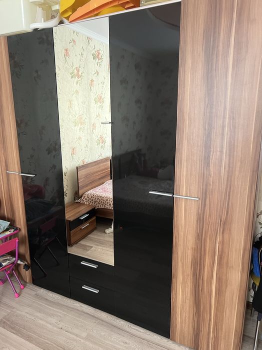 Продам спальныи гарнитуру