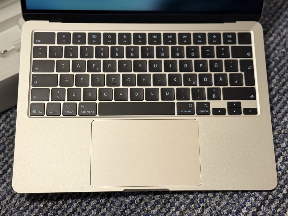 Macbook Air M4 starlight 16 GB RAM 256 ssd NOU GARANTIE sigilat