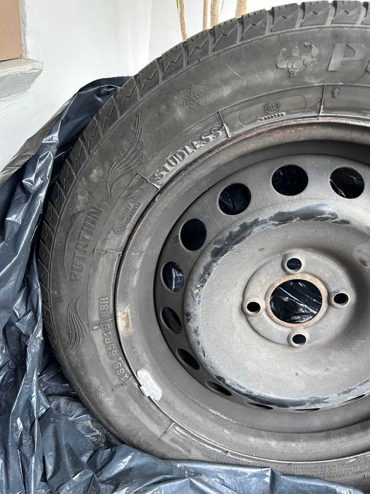 Vând 4 cauciucuri de iarnă 185/65/15 cu jante