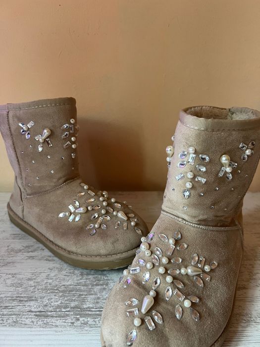 Плюшени бежови боти с нашити блестящи камъни и перли 38 номер с плюш