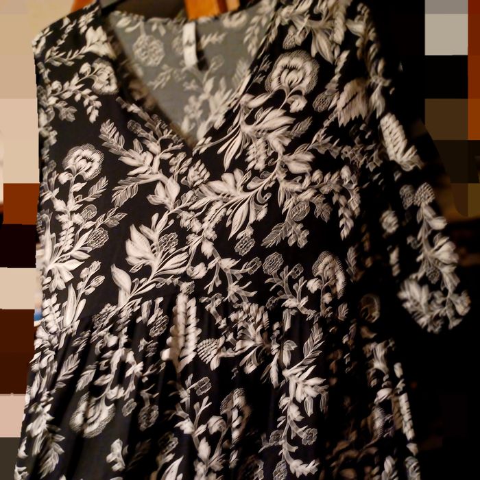 Rochie neagra cu imprimeu floral alb