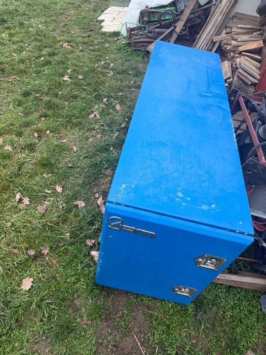 Vand lada de scule si alte piese de iveco